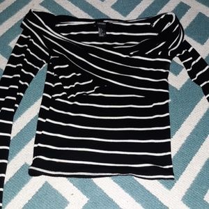 Long sleeve black and white cropped shirt